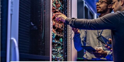 Emergencias médicas en la industria de informática y telecomunicaciones: riesgos, vulnerabilidades y cómo prevenir muertes y discapacidad con entrenamiento